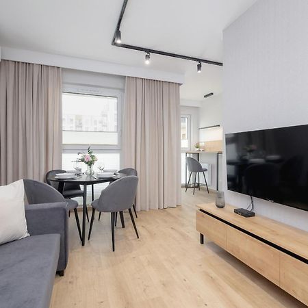Bright Apartment In Krakow With Garden, Air Conditioning, Parking And Desk By Renters Prestige Cracóvia Exterior foto