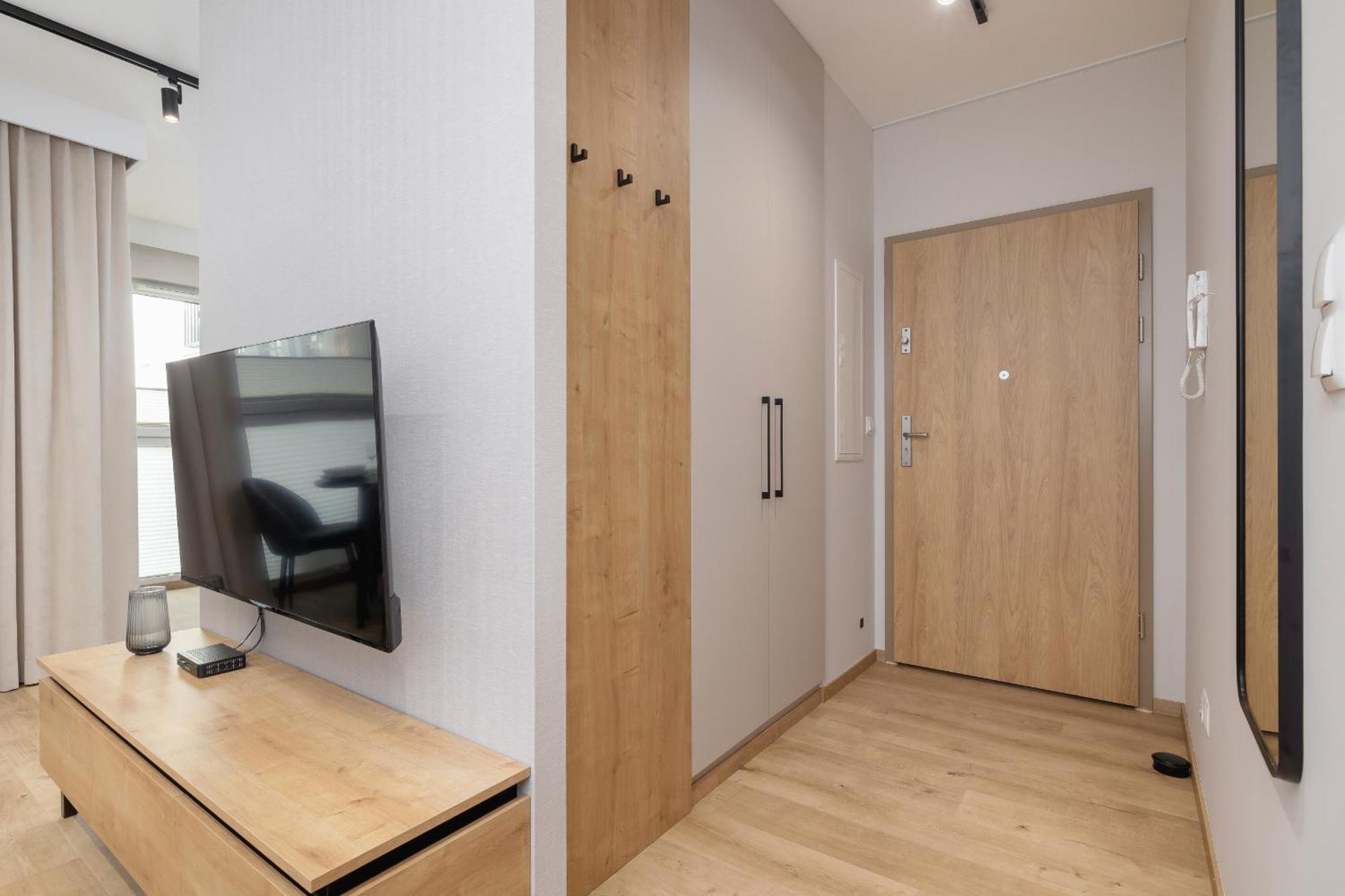 Bright Apartment In Krakow With Garden, Air Conditioning, Parking And Desk By Renters Prestige Cracóvia Exterior foto